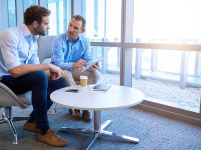 Twee mannen in geschprek